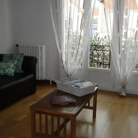 Front De Mer, Meuble De Tourisme Sur Le Port Grandcamp-Maisy