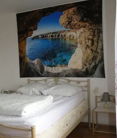 Front De Mer, Meuble De Tourisme Sur Le Port Grandcamp-Maisy