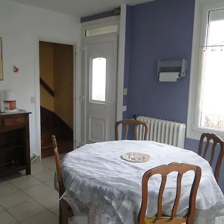 Front De Mer, Meuble De Tourisme Sur Le Port * Grandcamp-Maisy