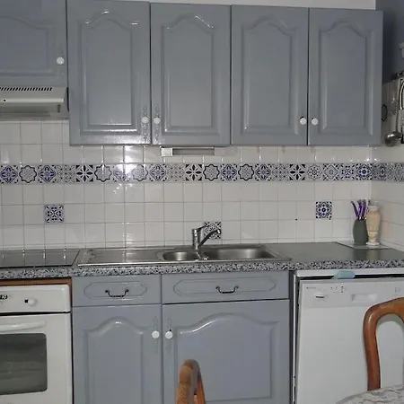 Front De Mer, Meuble De Tourisme Sur Le Port