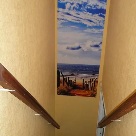 Front De Mer, Meuble De Tourisme Sur Le Port *