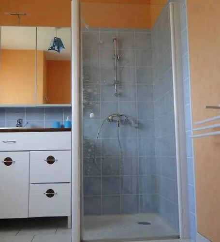 Front De Mer, Meuble De Tourisme Sur Le Port