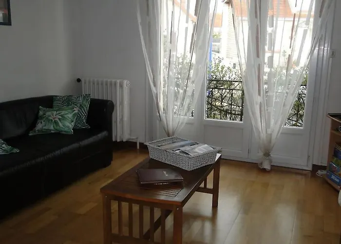 Front De Mer, Meuble De Tourisme Sur Le Port Grandcamp-Maisy