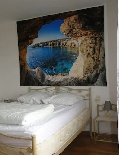 Front De Mer, Meuble De Tourisme Sur Le Port Grandcamp-Maisy