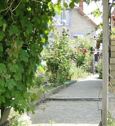 Front De Mer, Meuble De Tourisme Sur Le Port Grandcamp-Maisy