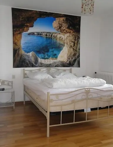 Front De Mer, Meuble De Tourisme Sur Le Port * Grandcamp-Maisy