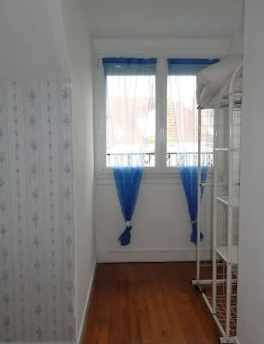 Front De Mer, Meuble De Tourisme Sur Le Port Grandcamp-Maisy