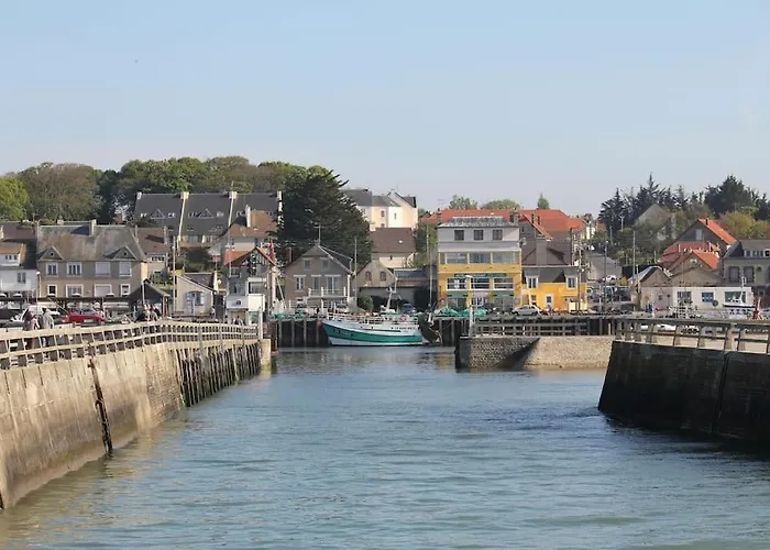 Front De Mer, Meuble De Tourisme Sur Le Port * Grandcamp-Maisy