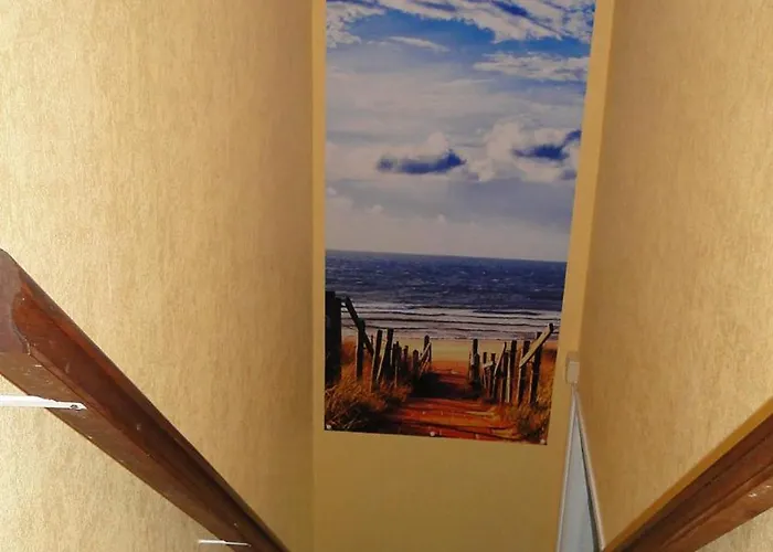 Front De Mer, Meuble De Tourisme Sur Le Port *