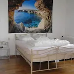 Front De Mer, Meuble De Tourisme Sur Le Port * Grandcamp-Maisy