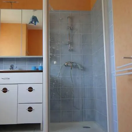 Front De Mer, Meuble De Tourisme Sur Le Port