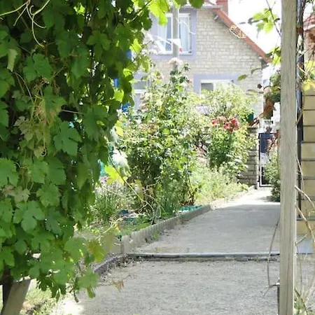 Front De Mer, Meuble De Tourisme Sur Le Port Grandcamp-Maisy