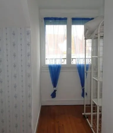 Front De Mer, Meuble De Tourisme Sur Le Port Grandcamp-Maisy