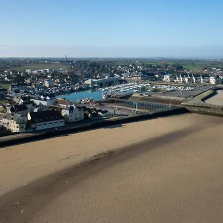 Front De Mer, Meuble De Tourisme Sur Le Port *
