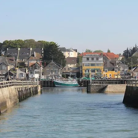 Front De Mer, Meuble De Tourisme Sur Le Port * Grandcamp-Maisy