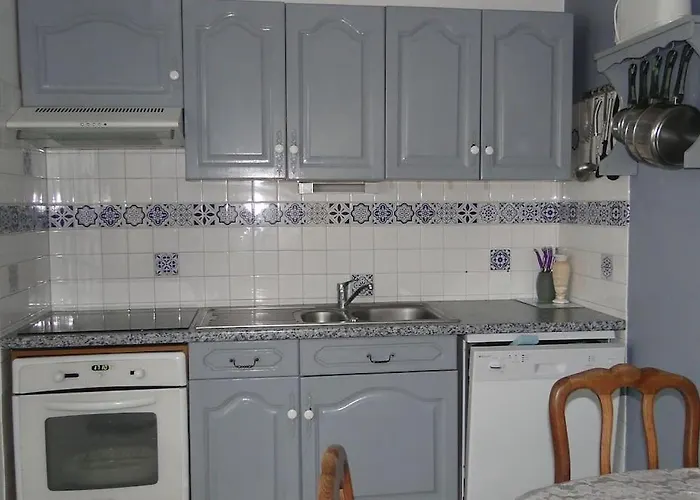 Front De Mer, Meuble De Tourisme Sur Le Port