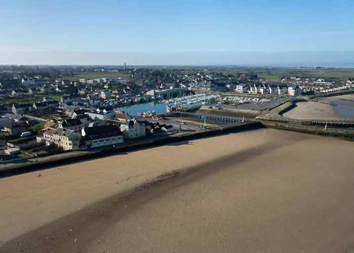 Front De Mer, Meuble De Tourisme Sur Le Port *
