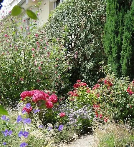 Front De Mer, Meuble De Tourisme Sur Le Port